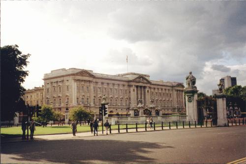 BuckinghamPalace1.JPG (25340 bytes)